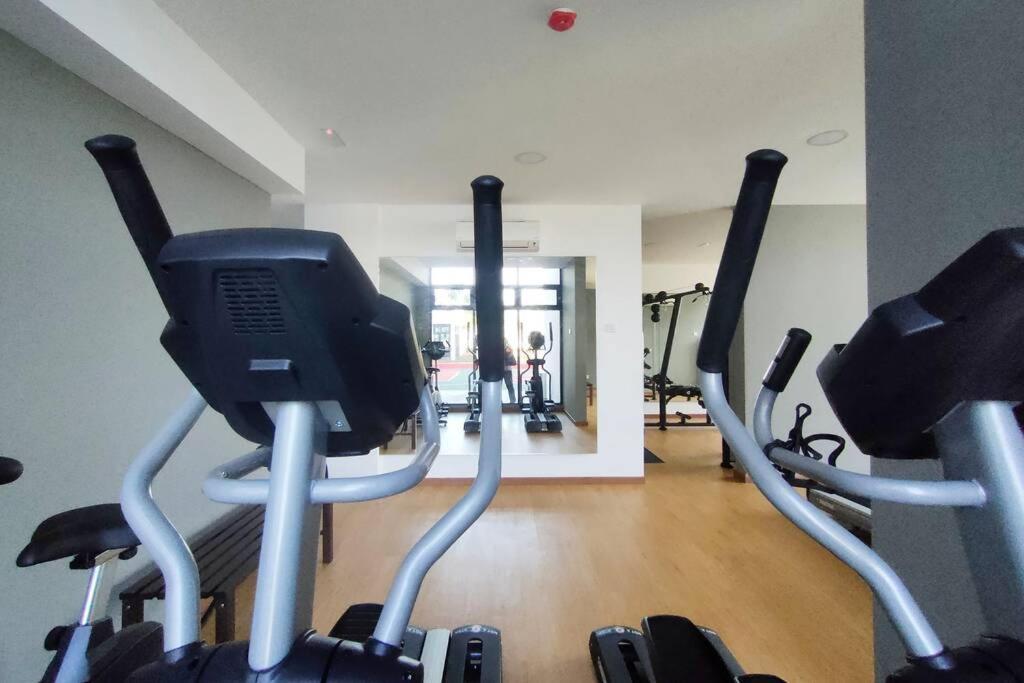Astetica Pool & Lake View High Floor 100Mbps Wifi Netflix Seri Kembangan Exterior photo