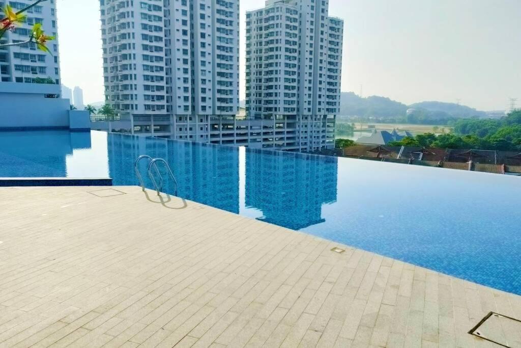 Astetica Pool & Lake View High Floor 100Mbps Wifi Netflix Seri Kembangan Exterior photo